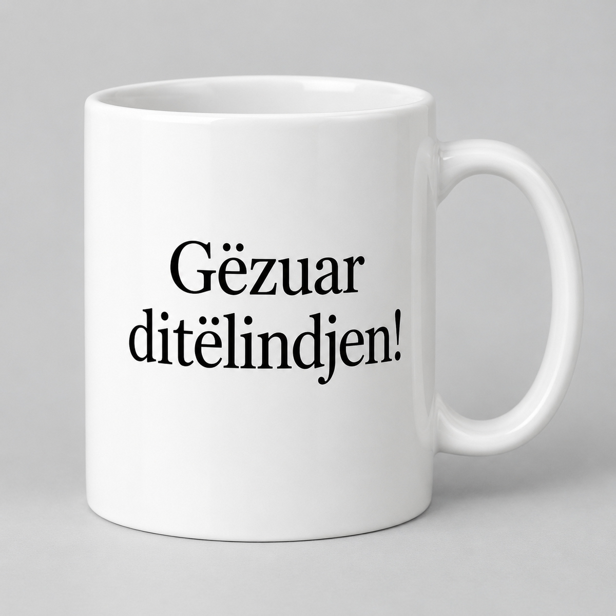 Keramiktasse – Geburtstag Schriftmotiv – Albanisch – ohne Blumen, Produktvisualisierung