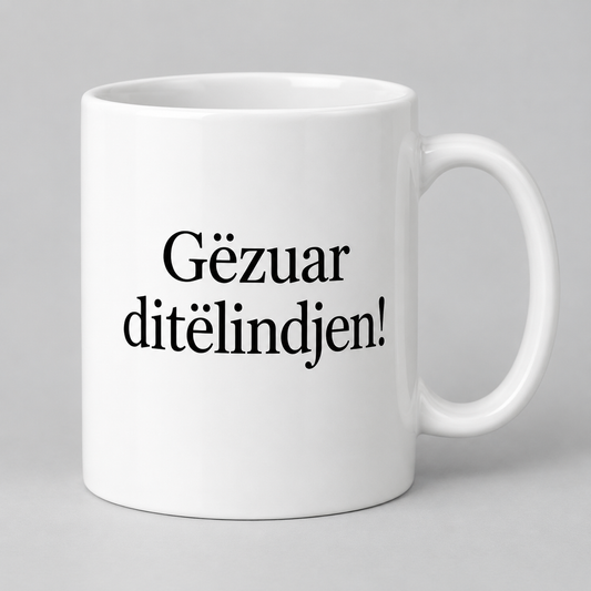Keramiktasse – Geburtstag Schriftmotiv – Albanisch – ohne Blumen, Produktvisualisierung