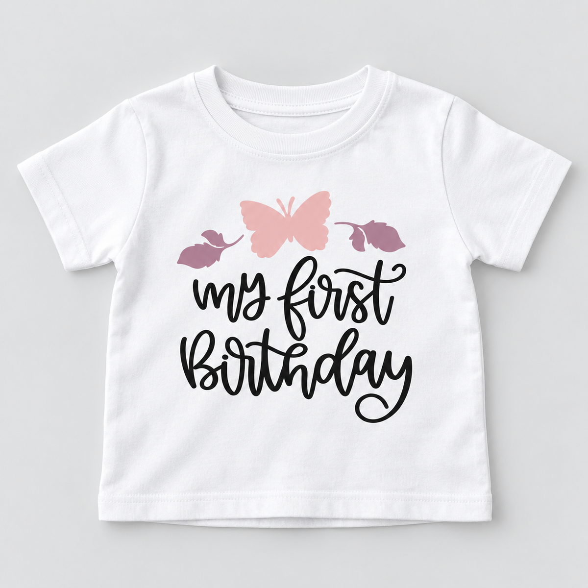 Baby-T-Shirt – My First Birthday – Weiß – Produktvisualisierung